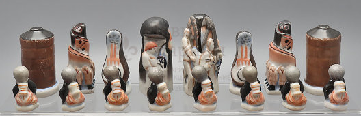 Шахматный набор, агитационные шахматы «Соцсоревнование: индустрия и сельское хозяйство», скульптор Трипольская Е. Р., Вербилки, 1930-е