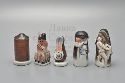 Шахматный набор, агитационные шахматы «Соцсоревнование: индустрия и сельское хозяйство», скульптор Трипольская Е. Р., Вербилки, 1930-е