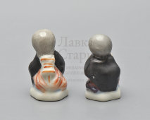 Шахматный набор, агитационные шахматы «Соцсоревнование: индустрия и сельское хозяйство», скульптор Трипольская Е. Р., Вербилки, 1930-е