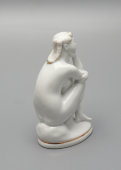 Статуэтка «На пляже», скульптор Гендельман Е. А., фарфор ЛФЗ, 1950-60 гг.