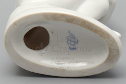 Статуэтка «На пляже», скульптор Гендельман Е. А., фарфор ЛФЗ, 1950-60 гг.