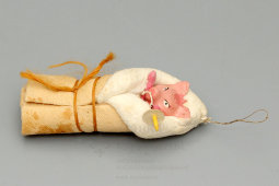 Советская ватная ёлочная игрушка «Поросенок-младенец», 1930-50 гг.
