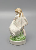 Статуэтка «Девочка с курочкой» (Подсолнух), скульптор Карклиня Б., Рижская фарфоровая фабрика (бывш. завод Эссена), 1953-64 гг.