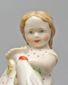 Статуэтка «Девочка с курочкой» (Подсолнух), скульптор Карклиня Б., Рижская фарфоровая фабрика (бывш. завод Эссена), 1953-64 гг.