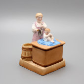 Столовый прибор «Крестьянка, купающая ребенка», бисквит, Гарднер, 19 в.