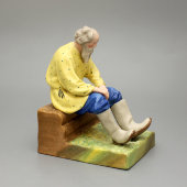 Статуэтка «Старик, сидящий на завалинке», бисквит, Вербилки (бывш. Гарднер), 1924-27 гг. 