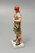 Статуэтка «Юнгштурмовка», скульптор Шеронова В. Н. (?), фарфор Вербилок, 1930-32 гг.