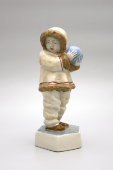 Фигурка «Ребенок-чукча с мячом», скульптор Мануйлова О. М., ЛФЗ, 1930-е