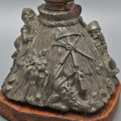 Старинная керосиновая лампа «Гномы-пожарные», шпиатр, латунь, деревянная подставка, Gaudard, Франция, 1-я пол. 20 в.