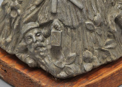 Старинная керосиновая лампа «Гномы-пожарные», шпиатр, латунь, деревянная подставка, Gaudard, Франция, 1-я пол. 20 в.