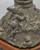 Старинная керосиновая лампа «Гномы-пожарные», шпиатр, латунь, деревянная подставка, Gaudard, Франция, 1-я пол. 20 в.