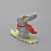 Статуэтка «Заяц на лыжах», скульптор Мельник К., Барановский фарфоровый завод, 1960-е