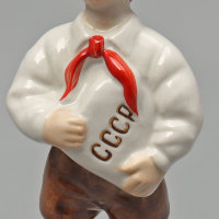 Статуэтка «Пионер с книгой «СССР», фарфор, Коростень, 1980-е