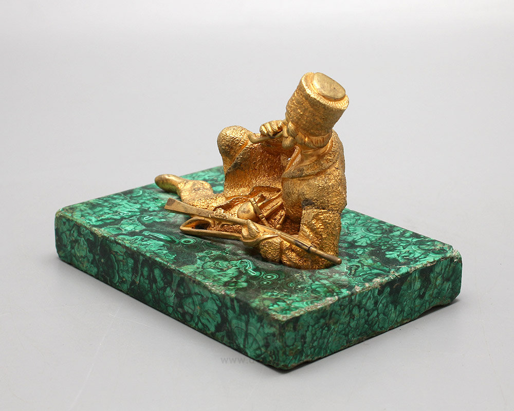 ваза ювелирная. малахитовая фигурка медведя. наталья сорокина малахитовая шкатулка 2018. пресс папье со скульптурой. французский малахит.