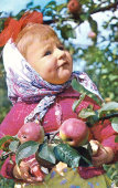 Советская открытка «У яблоньки», СССР, Издательство «Правда», 1972 г.