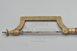 Старинная маленькая рамочная пила, ножовка с деревянной ручкой и латунной рамой, Европа, 19 в.