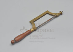 Старинная маленькая рамочная пила, ножовка с деревянной ручкой и латунной рамой, Европа, 19 в.