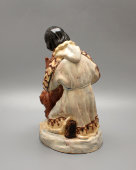 Большая скульптура «Якутка с собакой», майолика, СХФ №1, СССР, 1950-60 гг.