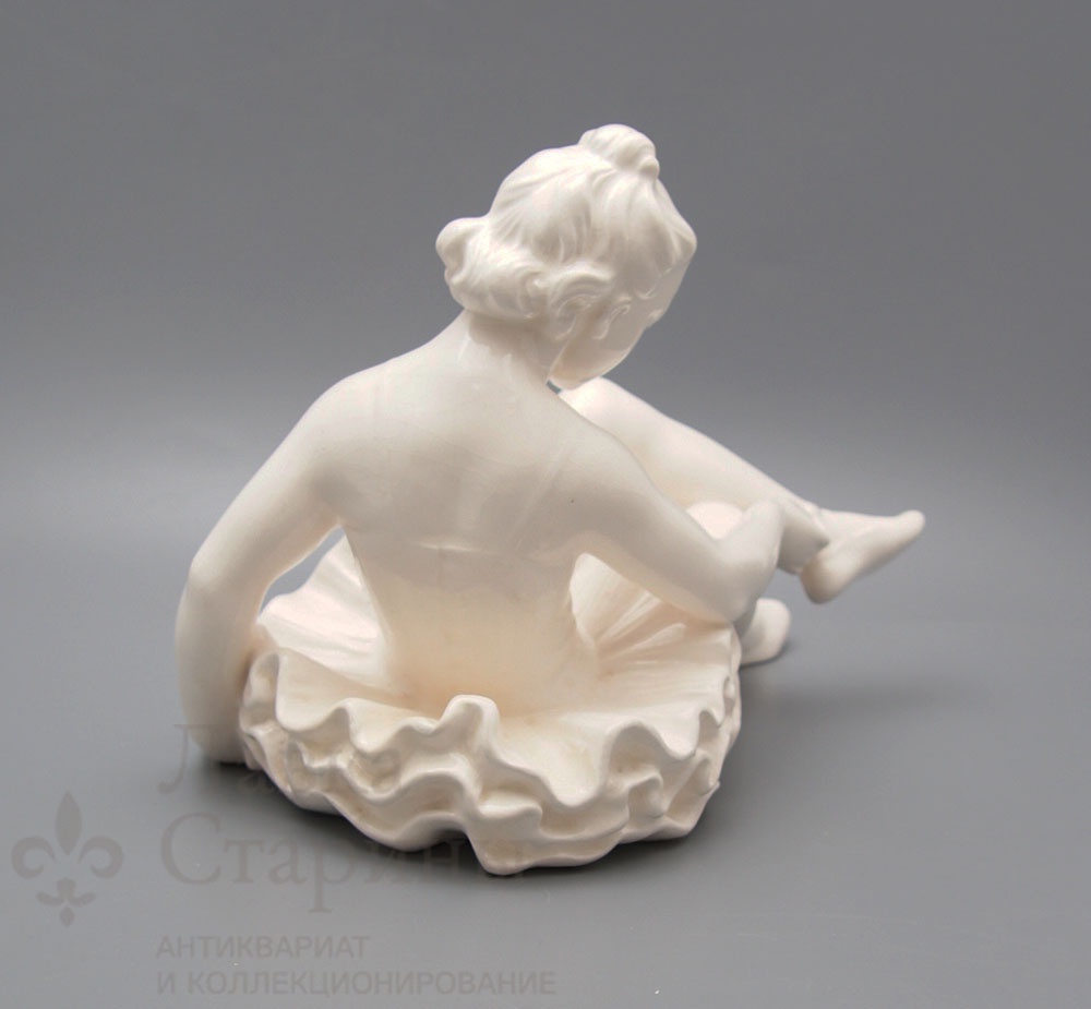 Статуэтка «Балерина перед выступлением», европейский фарфор