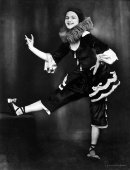 Статуэтка «Немецкая актриса Анита Бербер в образе Пьеретты», скульптор Константин Хольцер-Дефанти, мануфактура Розенталь, Германия, 1920-е