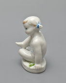 Статуэтка «Девочка с апельсином», скульптор Черкасов Е. В., фарфор ЛФЗ, 1950-60 гг.