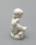 Статуэтка «Девочка с апельсином», скульптор Черкасов Е. В., фарфор ЛФЗ, 1950-60 гг.