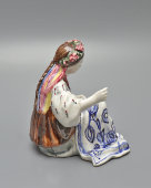 Статуэтка «Украинка» (Вышивальщица), скульптор Холодная М. П., фаянс, ЗиК Конаково, 1957 г.