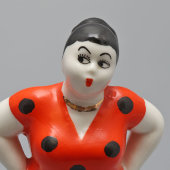 Статуэтка «Сплетница» (Склочница) в полосатой юбке из группы «Разговор», авторы Сморгон Л. Н., Дегтярев А. В., ЛЗФИ, фарфор СССР