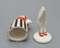 Статуэтка «Сплетница» (Склочница) в полосатой юбке из группы «Разговор», авторы Сморгон Л. Н., Дегтярев А. В., ЛЗФИ, фарфор СССР