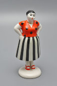 Статуэтка «Сплетница» (Склочница) в полосатой юбке из группы «Разговор», авторы Сморгон Л. Н., Дегтярев А. В., ЛЗФИ, фарфор СССР