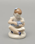 Статуэтка «Девочка с куклой» (Колыбельная), скульптор Столбова Г. С., фарфор, ЛФЗ, 1950-е