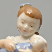 Статуэтка «Девочка с куклой» (Колыбельная), скульптор Столбова Г. С., фарфор, ЛФЗ, 1950-е