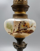 Антикварная керосиновая лампа с цветочным орнаментом