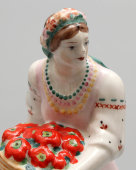 Агитационная статуэтка «Украинка с помидорами» из серии «Урожай» для ВСХВ (ВДНХ), скульптор Данько Н. Я., ЛФЗ, 1930-е