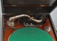 Старинный портативный граммофон «Augon», модель P-5, Япония, 1930-40 гг.