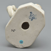 Статуэтка советского периода «Узбечка перед зеркалом», скульптор Т. Федорова, фарфор, ЛЗФИ