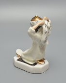 Статуэтка советского периода «Узбечка перед зеркалом», скульптор Т. Федорова, фарфор, ЛЗФИ