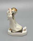 Статуэтка советского периода «Узбечка перед зеркалом», скульптор Т. Федорова, фарфор, ЛЗФИ