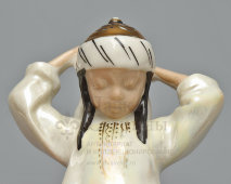 Статуэтка советского периода «Узбечка перед зеркалом», скульптор Т. Федорова, фарфор, ЛЗФИ