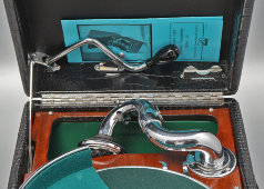 Раритетный патефон «His Master's Voice» в черном цвете, модель 102,​ The Gramophone Company Ltd., Англия, 1930-50 гг.