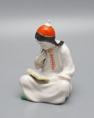 Статуэтка «Калмычка с книгой», скульптор Богданова О. М., фарфор, Дулево, 1960 г.