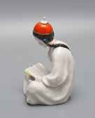 Статуэтка «Калмычка с книгой», скульптор Богданова О. М., фарфор, Дулево, 1960 г.