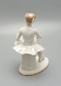 Статуэтка «Юная балерина», скульптор Артамонова О. С., ДФЗ Вербилки, 1950-60 гг.