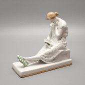 Статуэтка «Девушка с книгой», скульптор Малышева Н. А.,​ Дулевский завод, 1960 г.