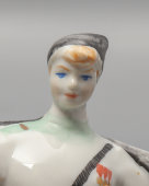 Статуэтка «Ординарец» (Красноармеец), скульптор Жникруп О. Л., фарфор, Киевский ЭКХЗ, 1962-76 гг.