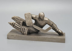 Советская спортивная статуэтка «Хоккеист-вратарь», силумин, СССР, 1960-70 гг.