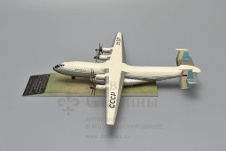 Подарочная модель турбовинтового самолета Ан-22 «Антей» для Михайлова М. С. от КБ Антонова, пластмасса, СССР, 1969 г.