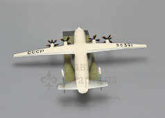 Подарочная модель турбовинтового самолета Ан-22 «Антей» для Михайлова М. С. от КБ Антонова, пластмасса, СССР, 1969 г.