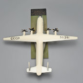 Подарочная модель турбовинтового самолета Ан-22 «Антей» для Михайлова М. С. от КБ Антонова, пластмасса, СССР, 1969 г.