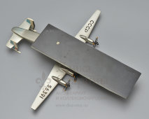 Подарочная модель турбовинтового самолета Ан-22 «Антей» для Михайлова М. С. от КБ Антонова, пластмасса, СССР, 1969 г.